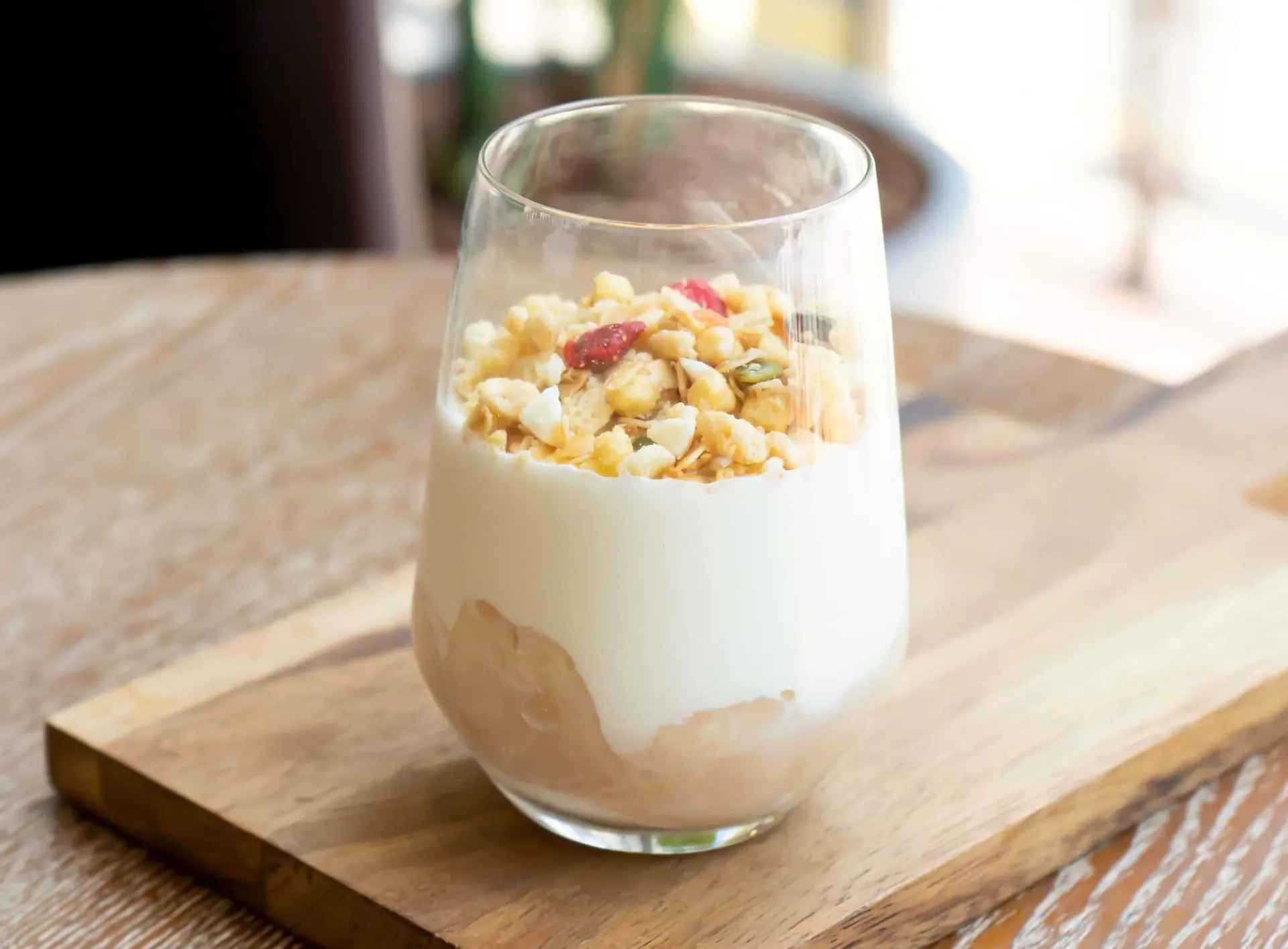 Parfait de yaourt grec au litchi, granola et sirop d’érable