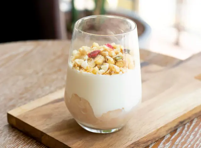 Parfait de yaourt grec au litchi, granola et sirop d’érable