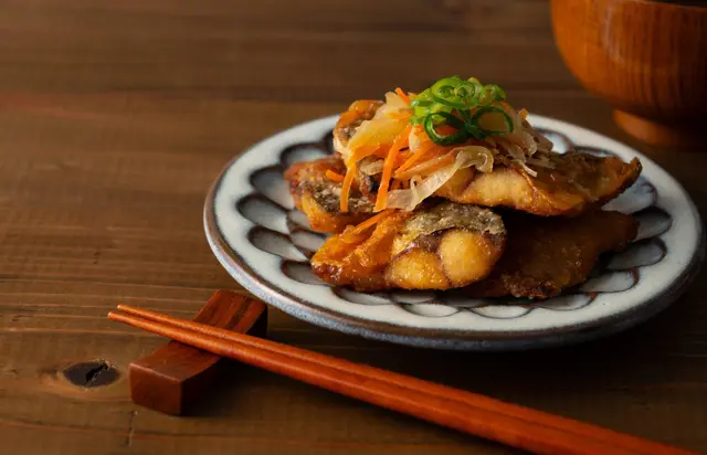 Maquereau frit mariné dans une sauce au vinaigre