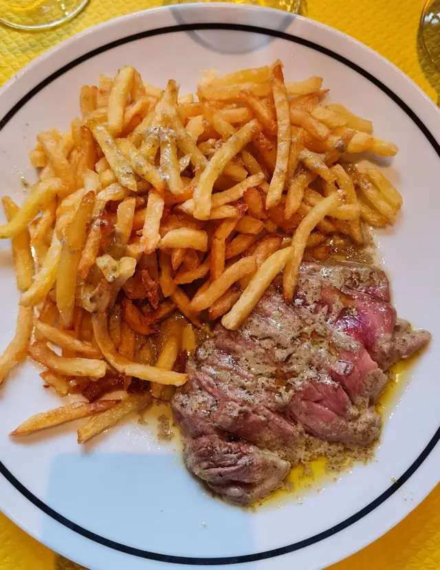 Émincé d'entrecôte de bœuf, sauce aux herbes et frites maison