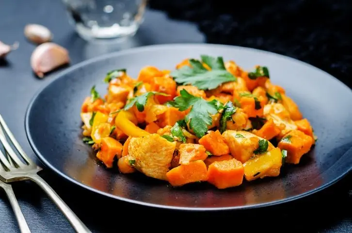 Poêlée de poulet à la patate douce et salade fraîche