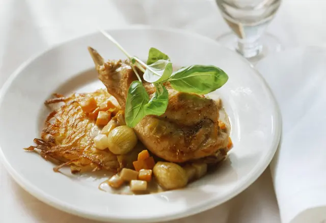 Cuisses de lapin aux oignons grelots, rösti et basilic