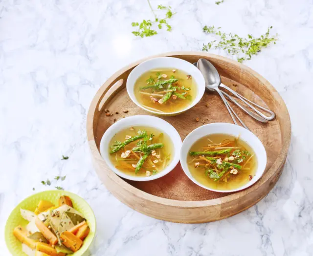 Consommé d'asperges, julienne de légumes, cerfeuil et noisettes