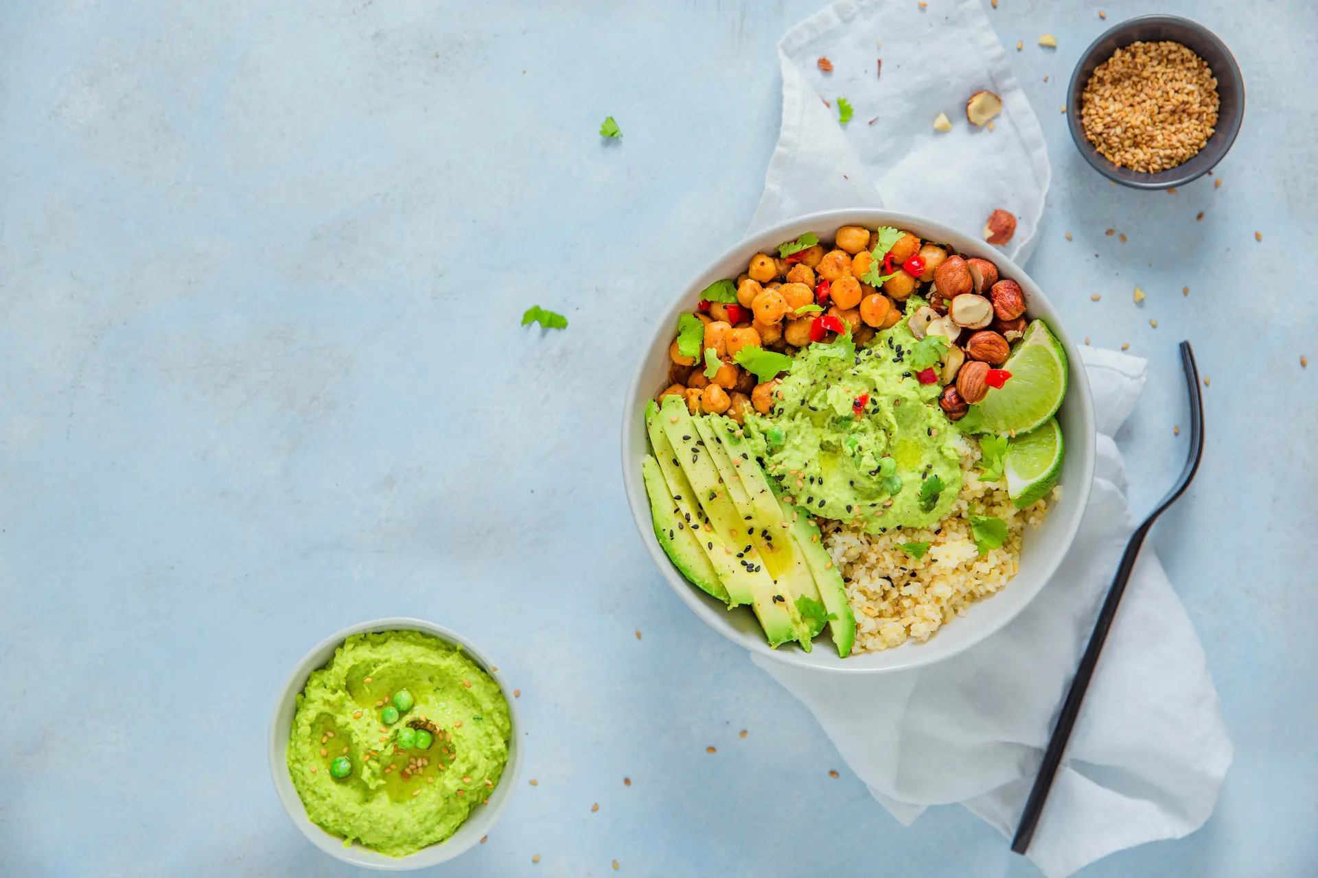 Buddah bowl aux pois chiches, avocat, houmous de petit pois, citron vert et semoule