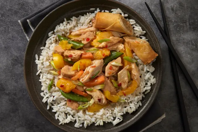 Poulet à la mandarine et légumes croquants, riz blanc et nems