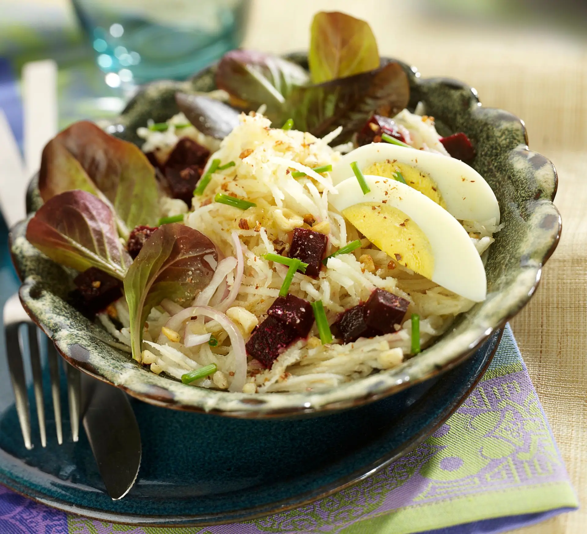 Salade de topinambours râpés, betterave, mâche et œuf dur