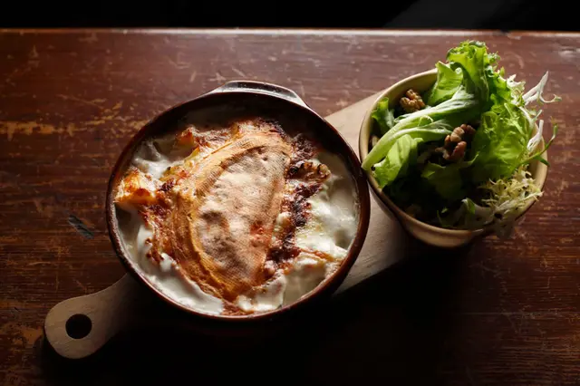 Recette tartiflette rustique traditionnelle maison et salade aux noix