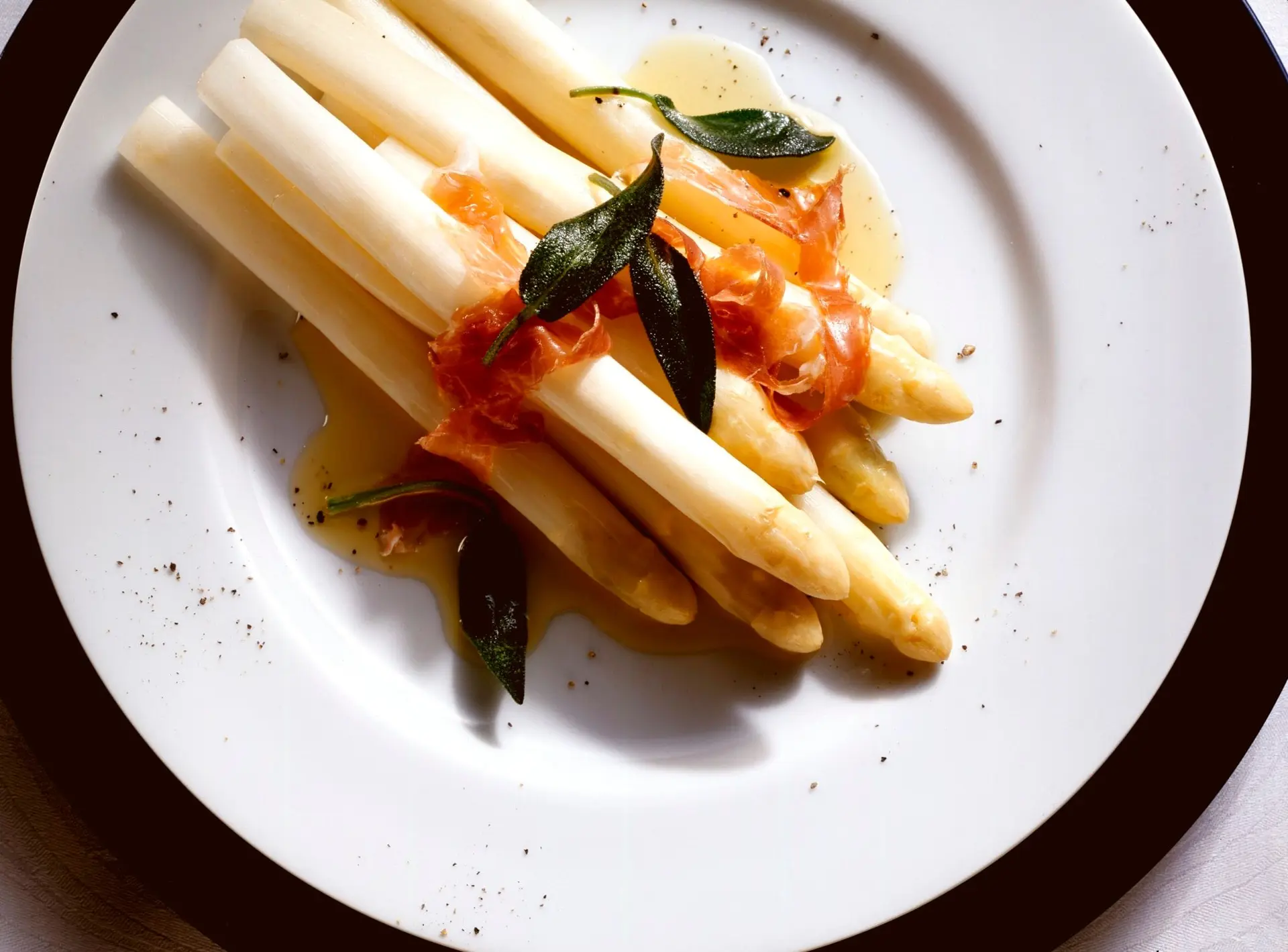 Asperges à la sauge et au beurre de jambon