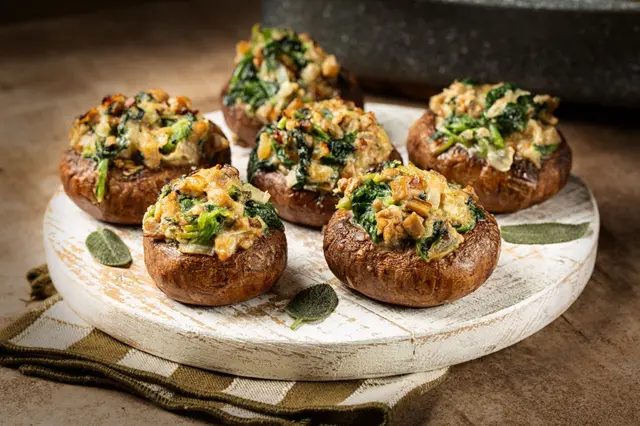 Champignons farcis aux oignons, épinards, chapelure et fromage de chèvre