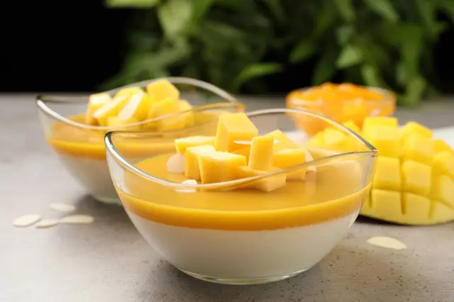 Panna cotta à la mangue, coulis et dés de mangue fraîche