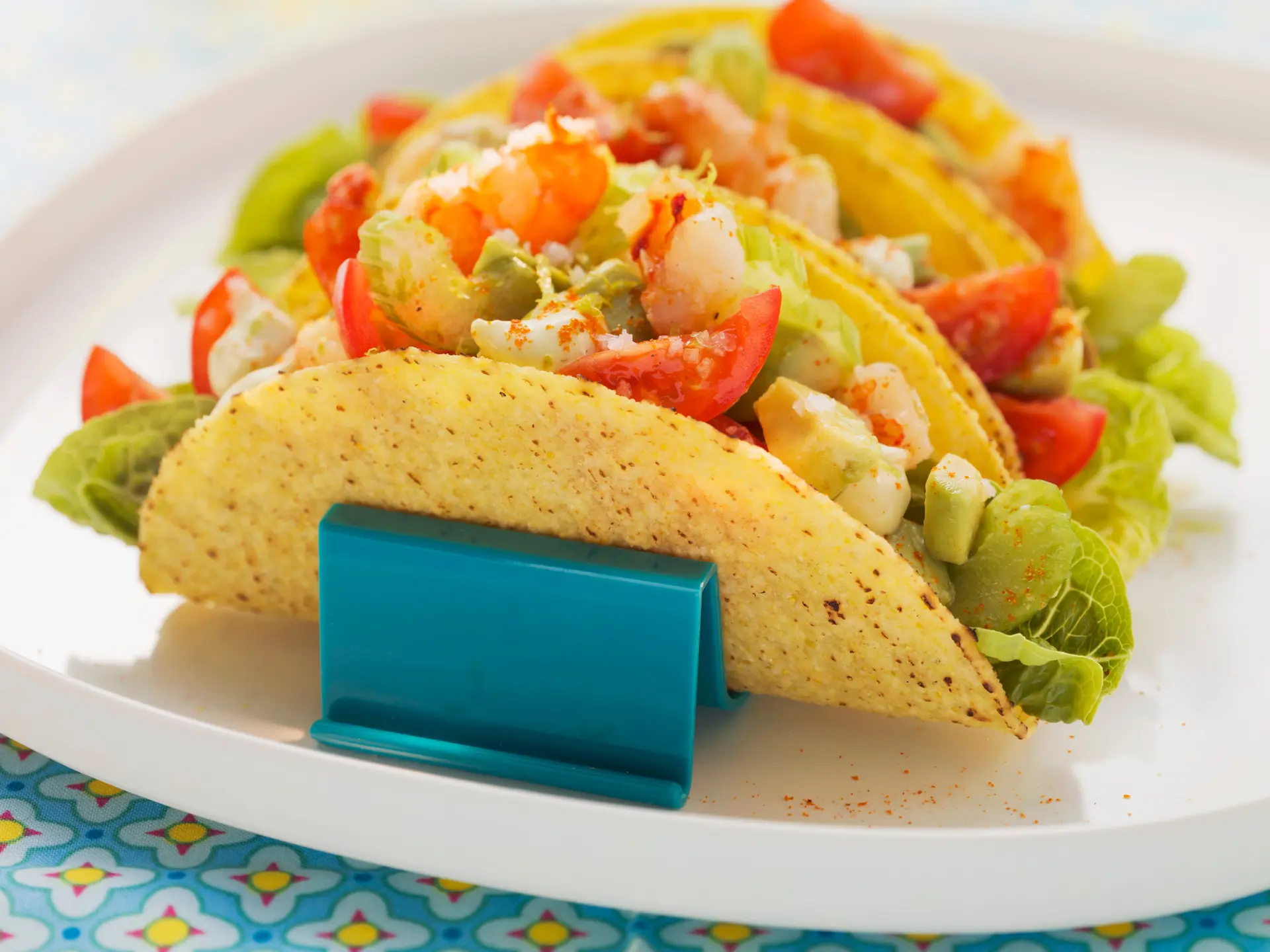 Tacos garnis d'avocat et de crevettes