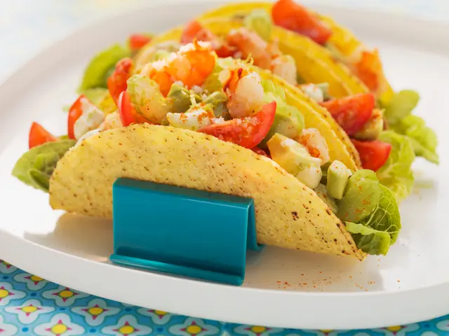 Tacos garnis d'avocat et de crevettes