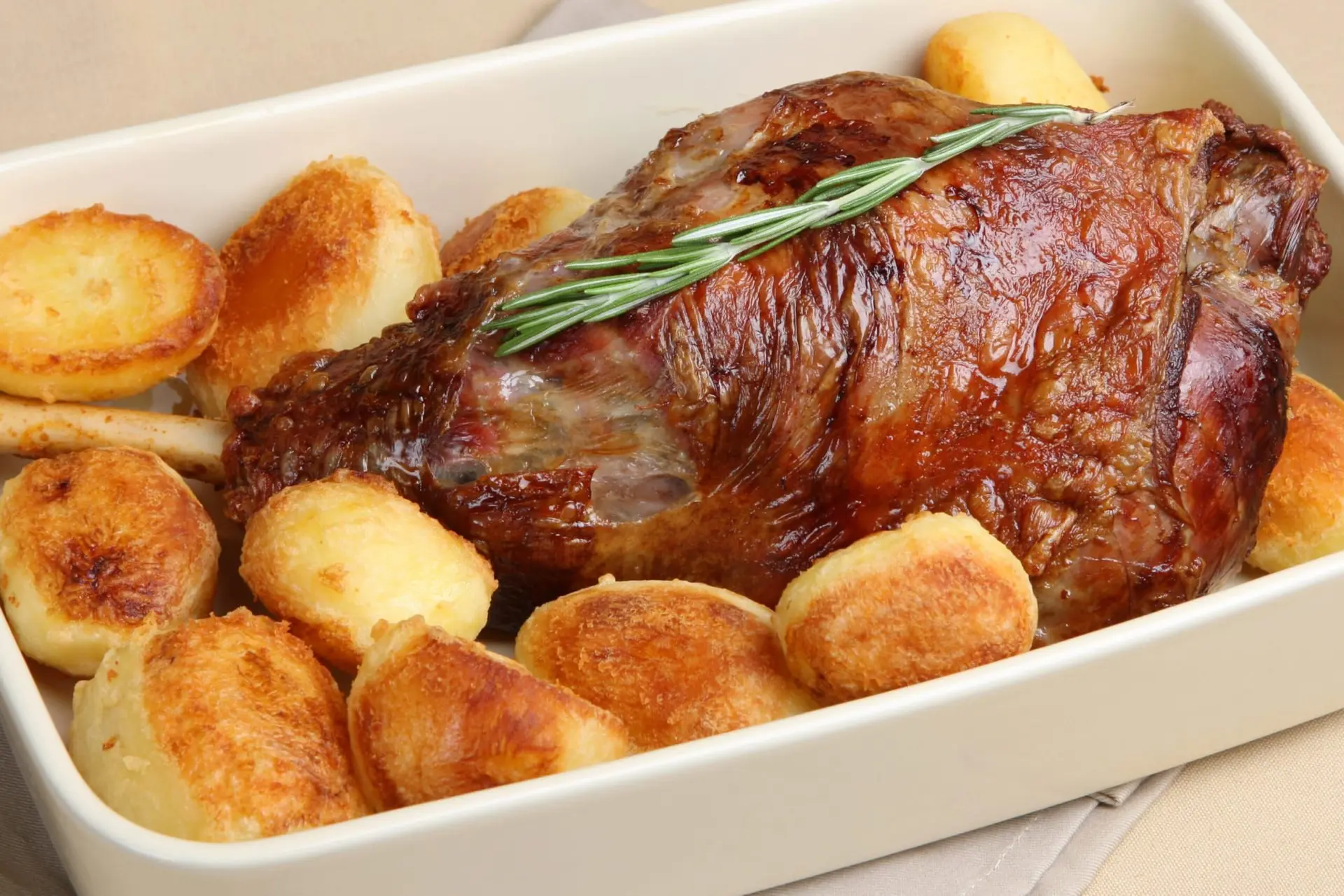 Gigot d'agneau rôti et pommes de terre fondantes