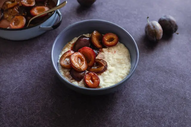 Riz au lait aux prunes tranchées