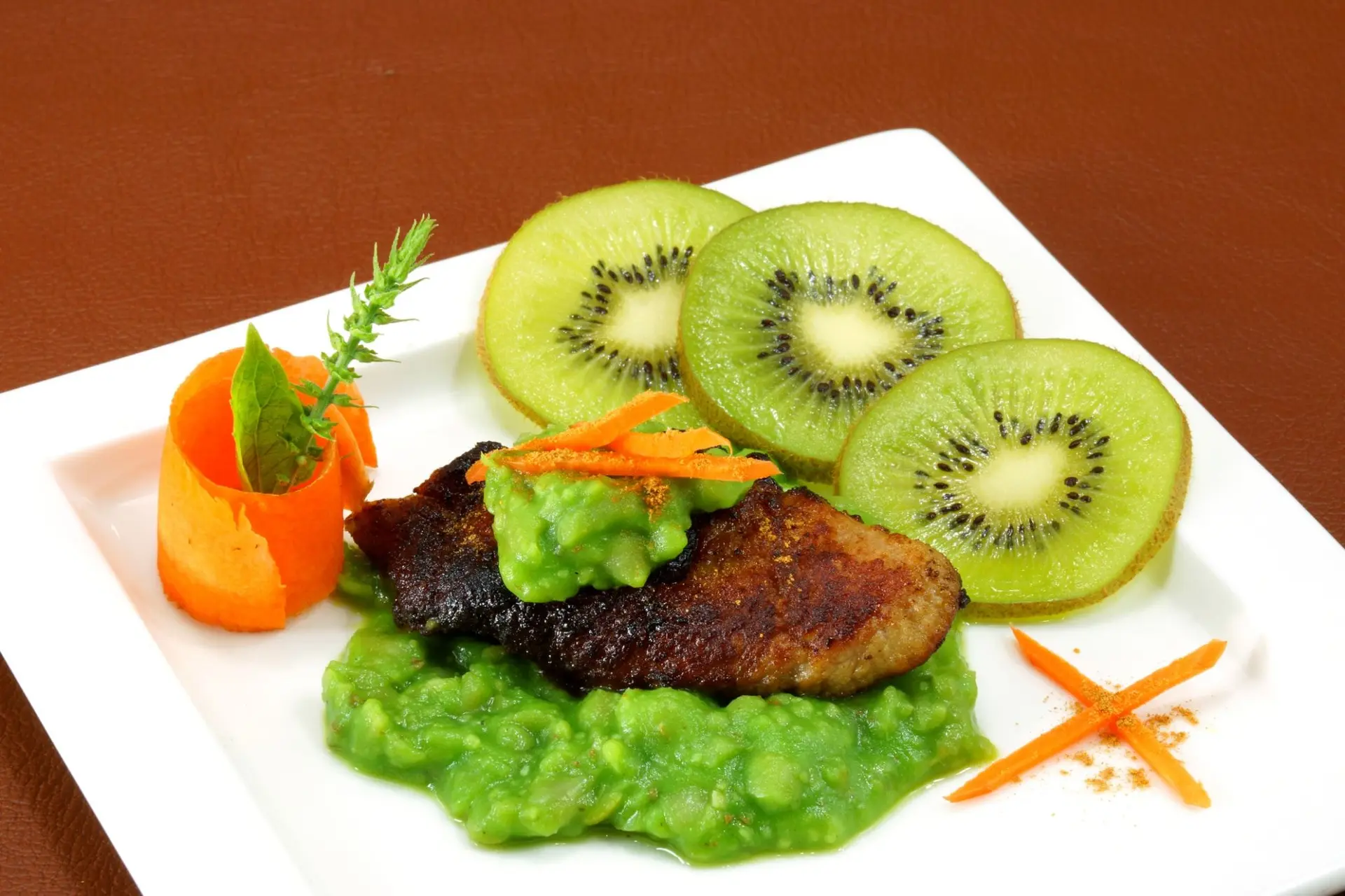 Steak de porc sur crème de petits pois