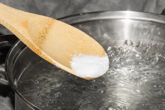 Sel dans l’eau des pâtes : mythes étonnants et vérités que tout cuisinier devrait connaître