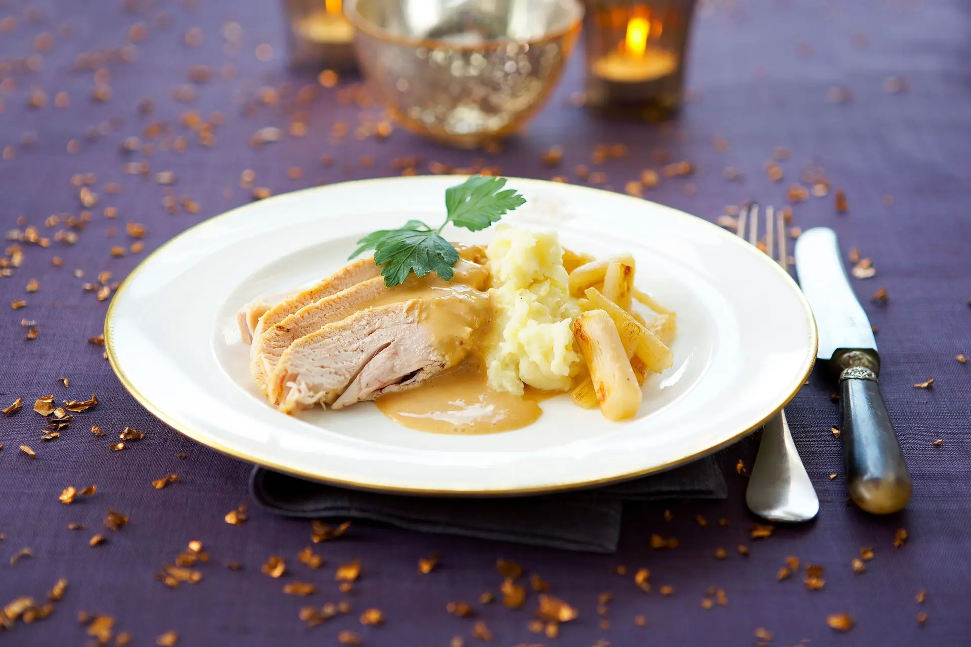 Blanc de poularde, sauce au whisky, salsifis rôtis et purée de pommes de terre