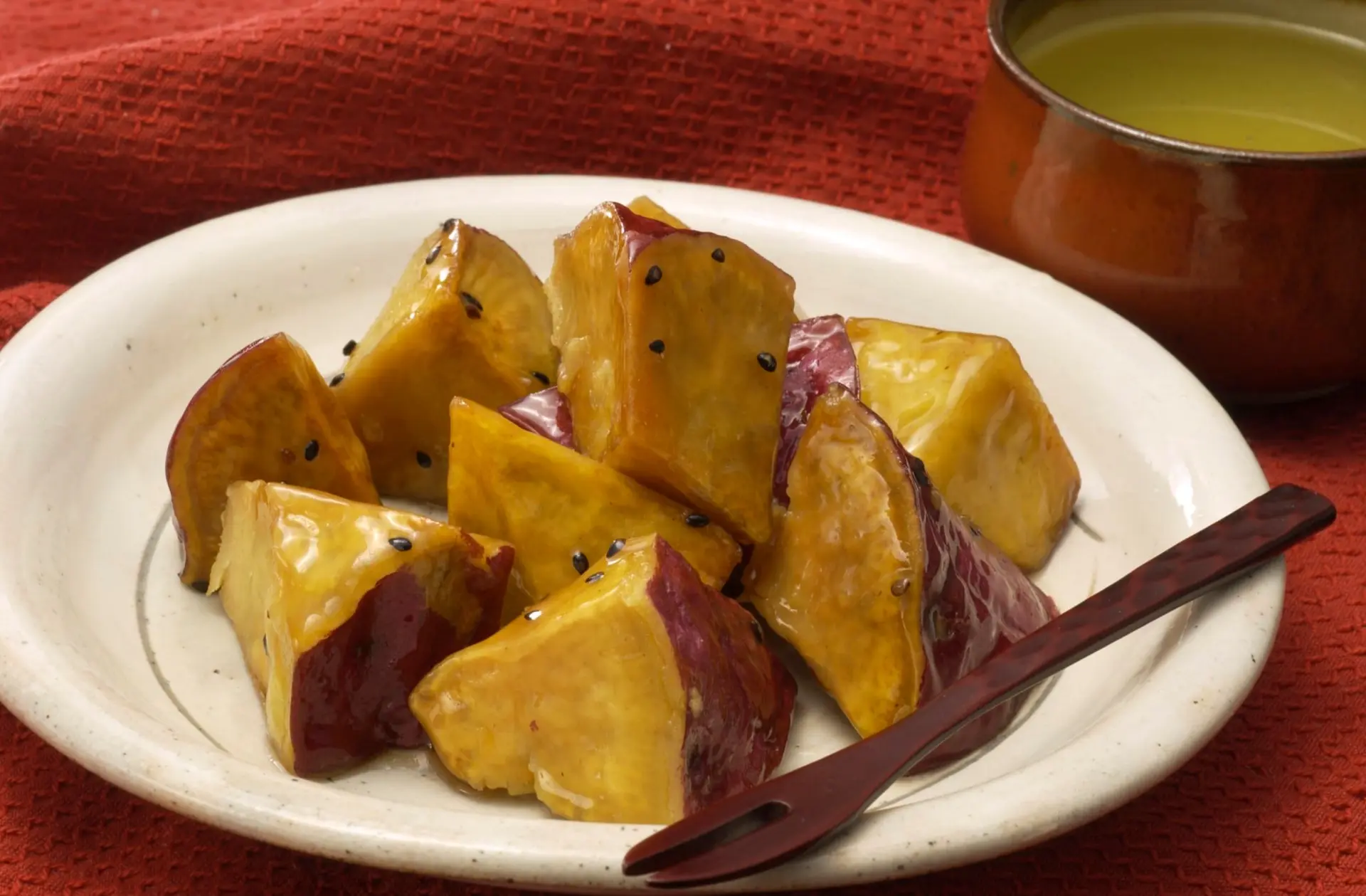 La recette du Daigakuimo (patates douces, sirop caramélisé, graines de sésame noires)