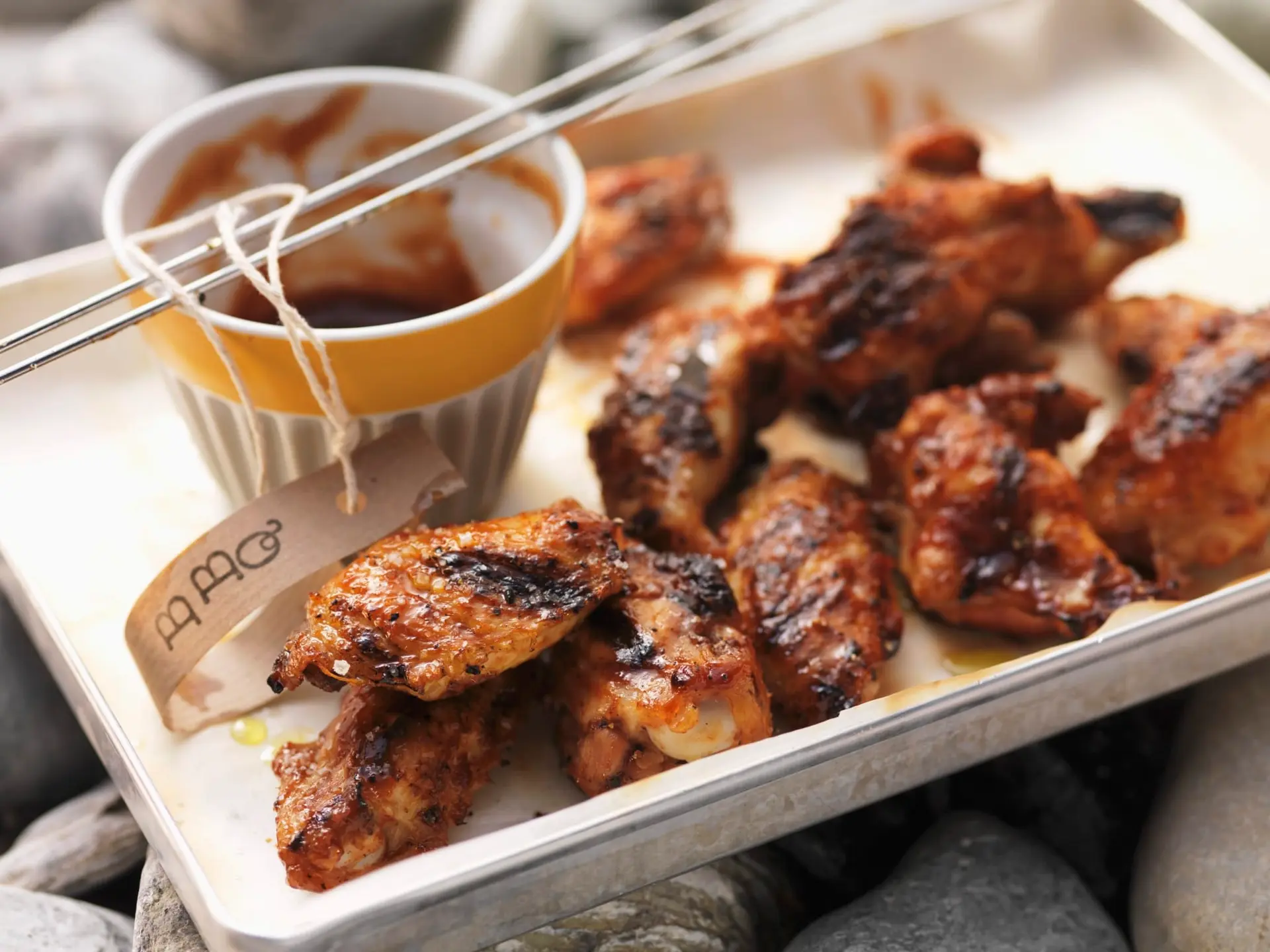 Ailes de poulet grillées avec sauce barbecue