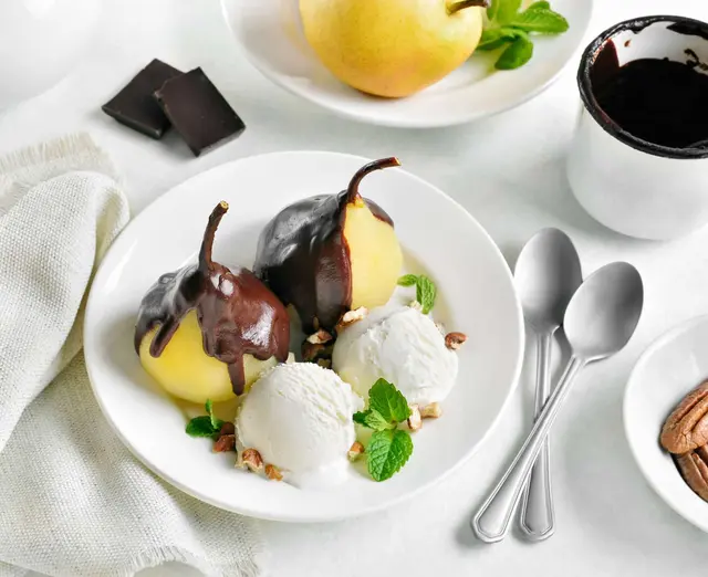 Poire Belle-Hélène avec glace à la vanille