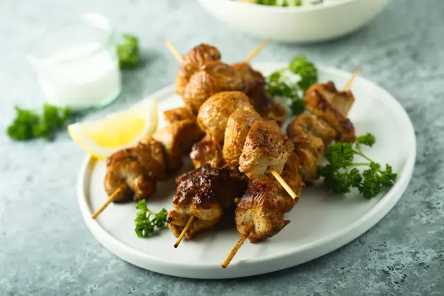 Brochettes de poulet marinées au citron