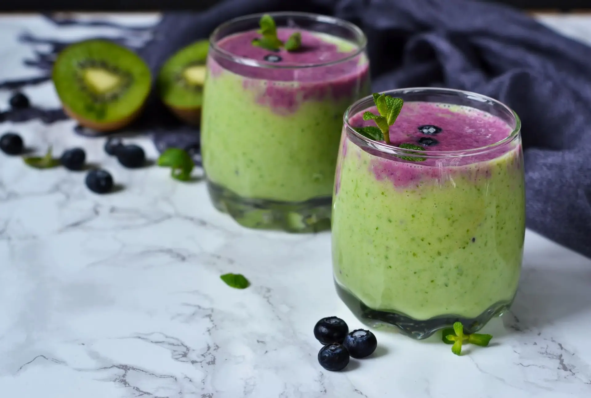 Smoothie bicolore kiwi, épinards et myrtilles