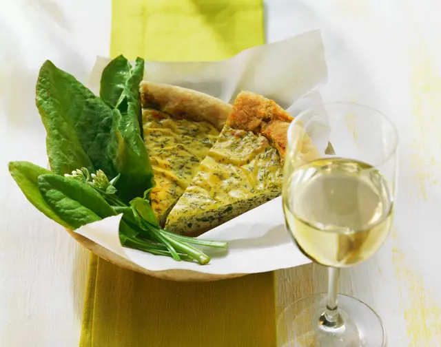 Quiche aux herbes et au fromage frais avec de l'oseille