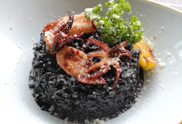 Calamars avec du riz noir