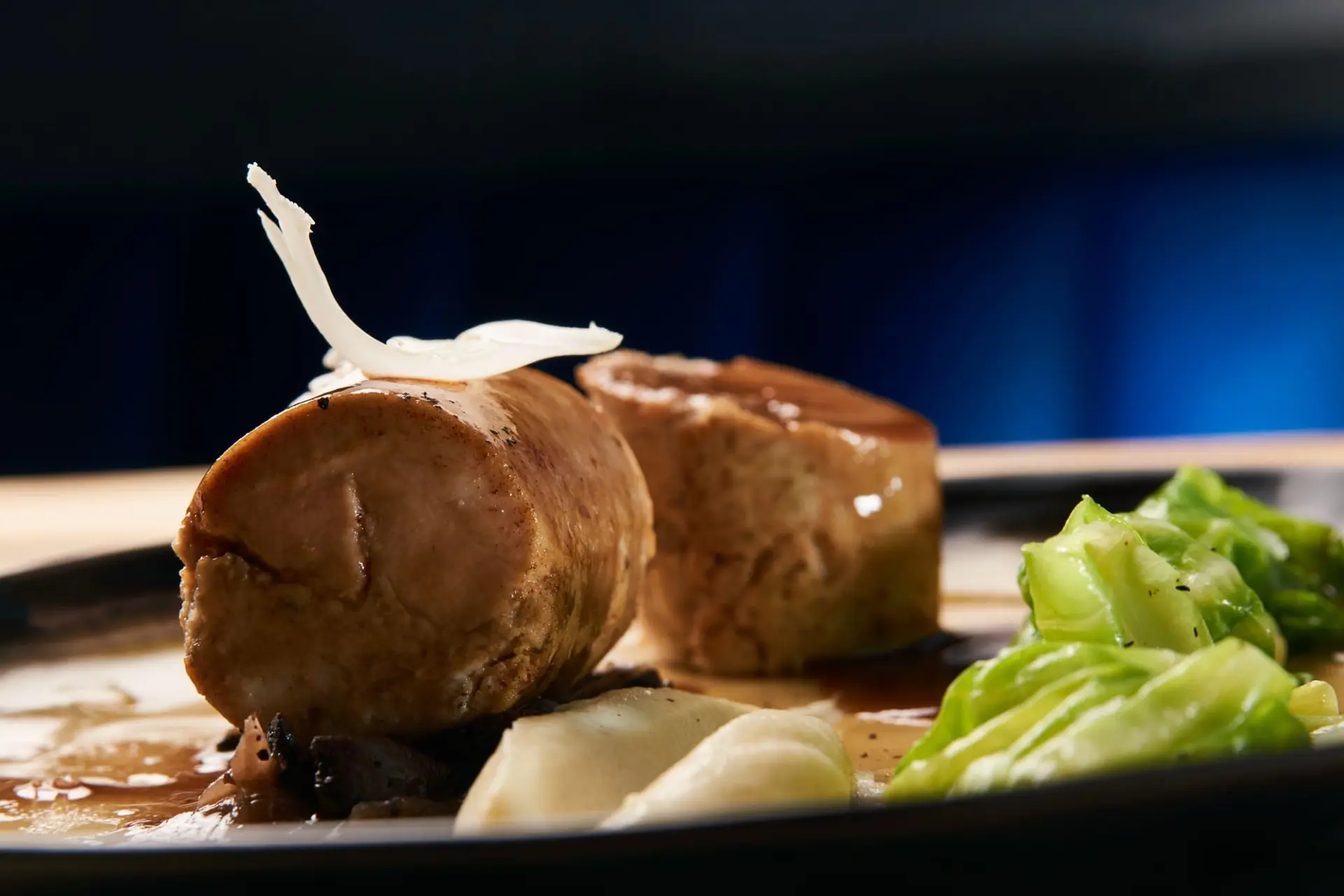 Saucisses de poulet au four au chou vert cuit