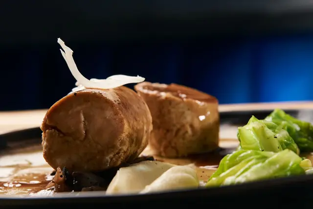 Saucisses de poulet au four au chou vert cuit