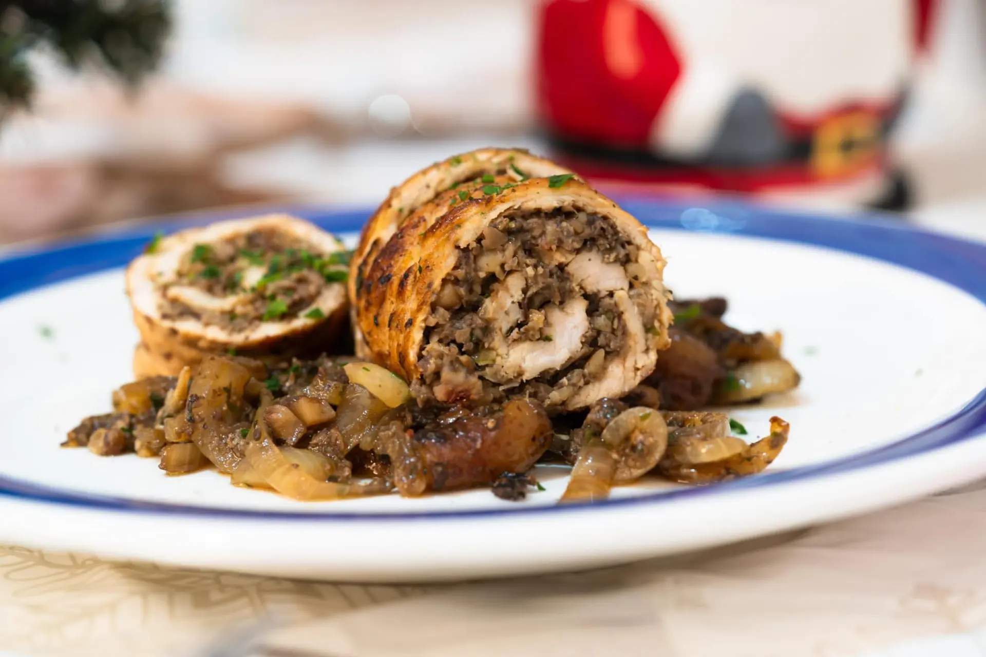 Rouleau de poitrine de dinde farci à la purée de champignons, de châtaignes et d’oignon