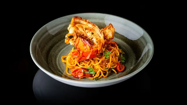 Homard bouilli au fromage et spaghetti