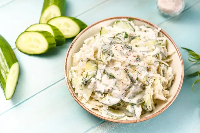 Salade de chou-rave et concombre, sauce à la crème aigre à l’estragon