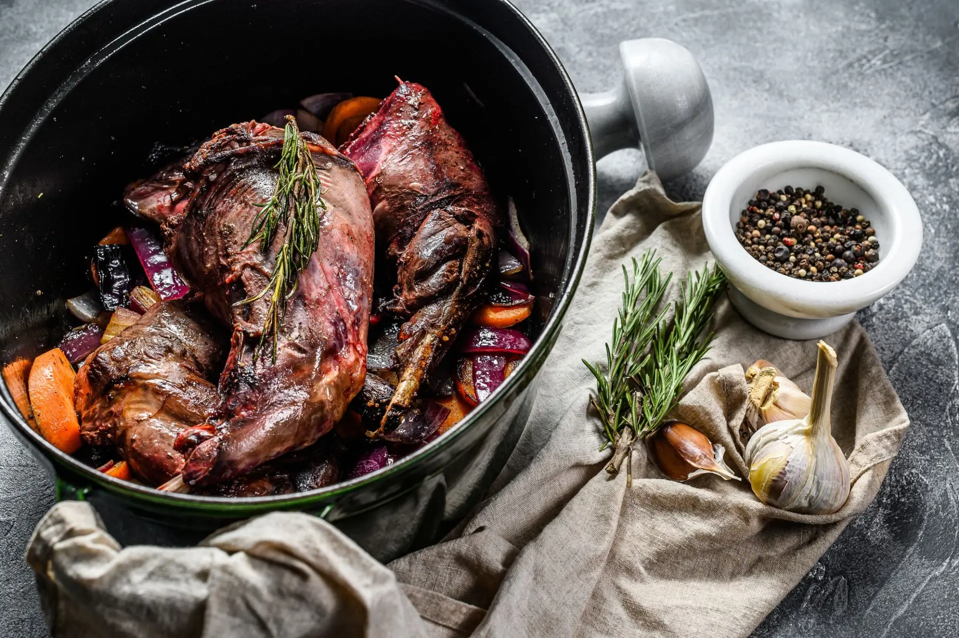 Lièvre braisé aux légumes et au vin blanc