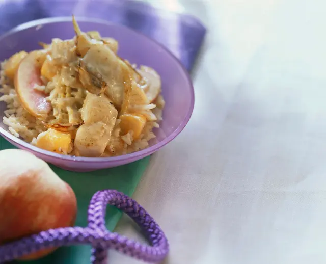 Goulasch de merlan avec mangue et riz dans un bol