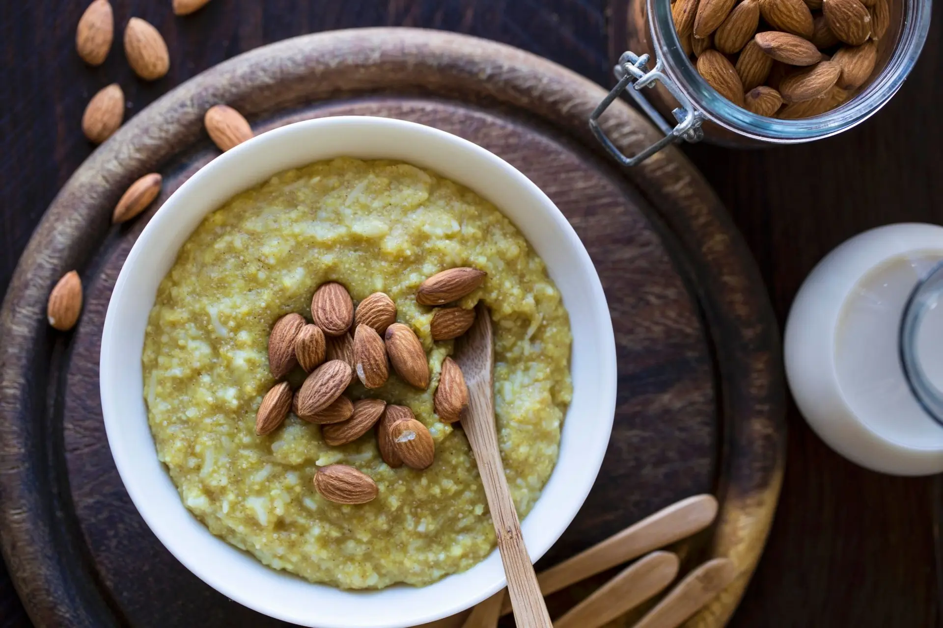 Bouillie d'amarante, de millet et de riz aux amandes grillées
