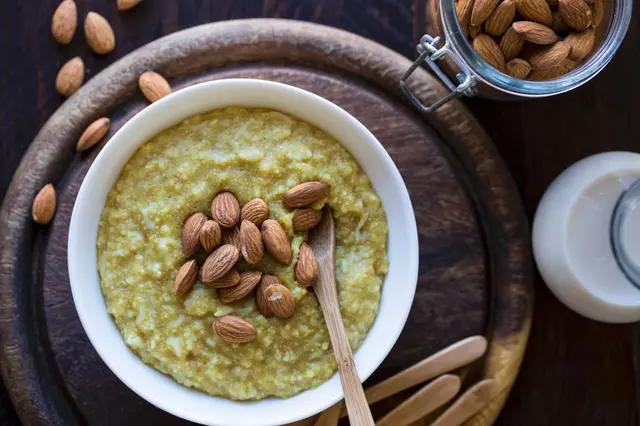 Bouillie d'amarante, de millet et de riz aux amandes grillées