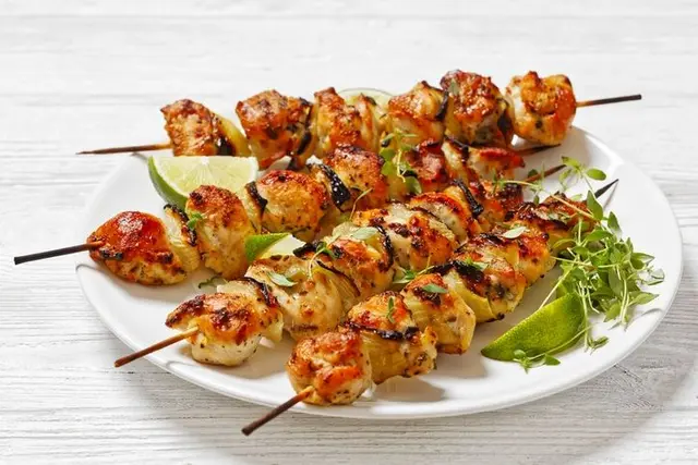 Brochettes de poulet mariné au citron