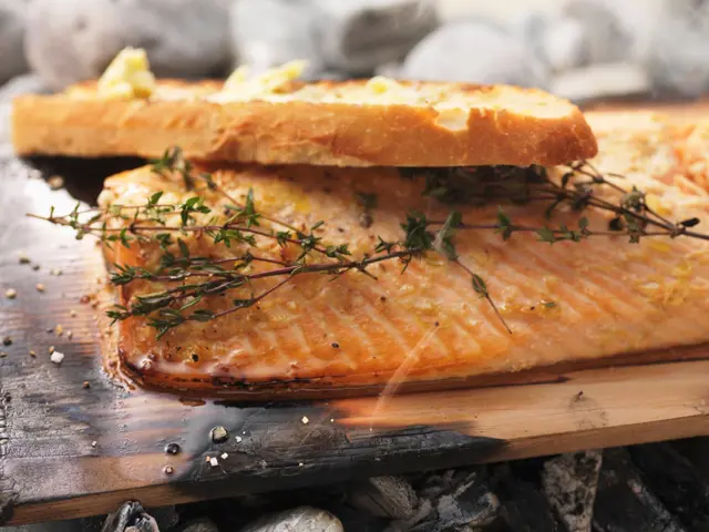 Saumon grillé au thym et pain à l’ail