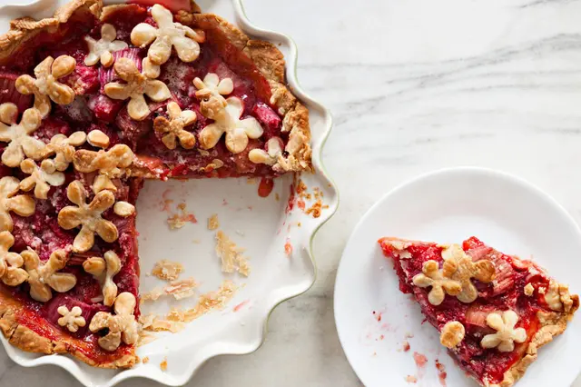 Tarte aux fraises et à la rhubarbe