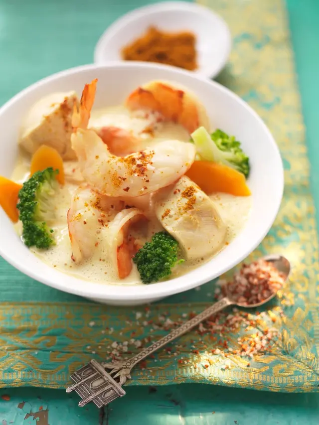 Curry de crevettes, poulet et brocoli