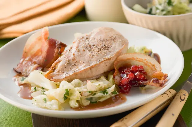 Poitrine de faisan avec chou, bacon et canneberges