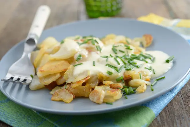 Topinambour rôti, fromage fondu et ciboulette