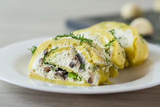 Rouleau de pommes de terre fourré au fromage cottage, ail et champignons