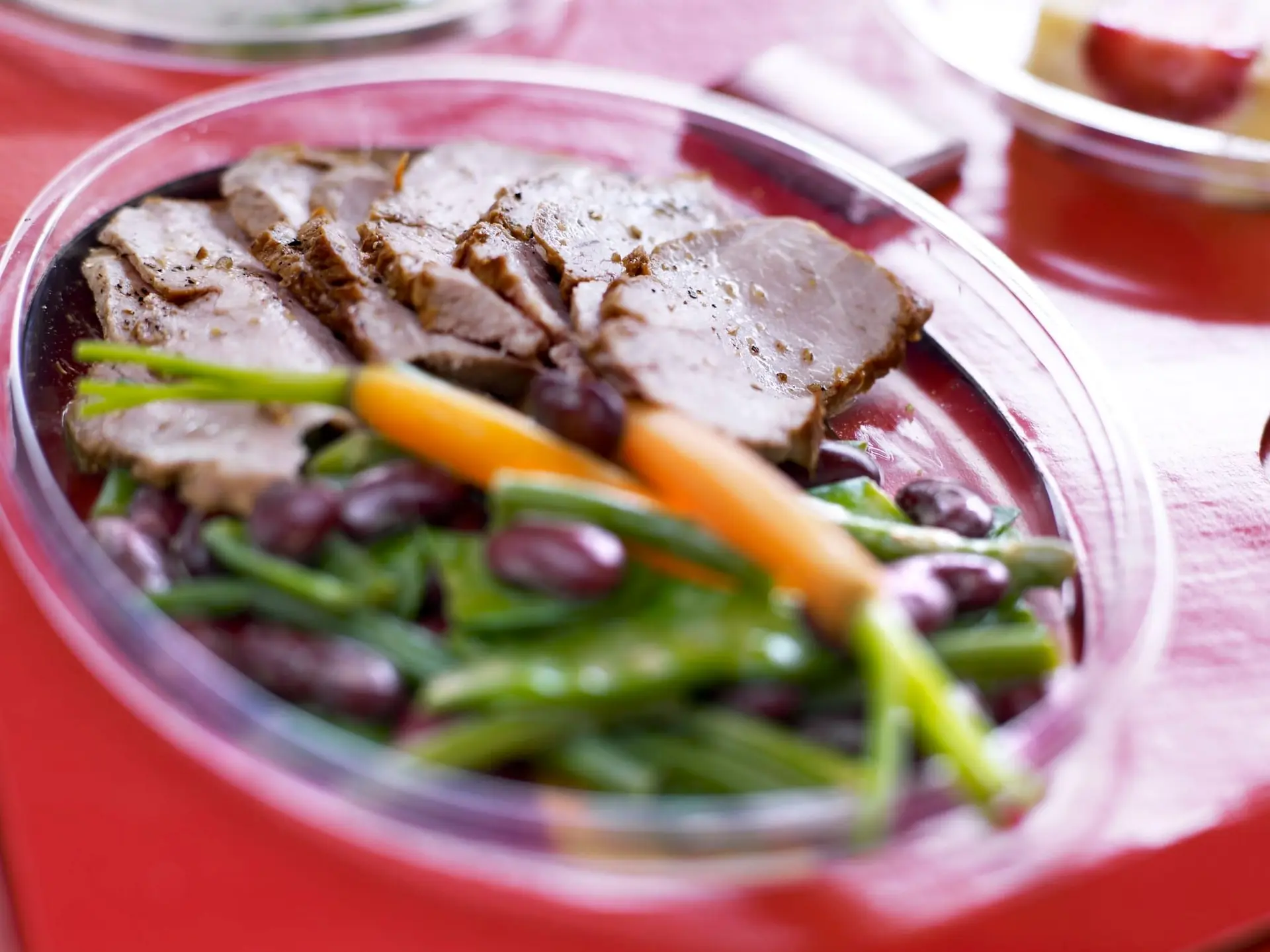Rôti de porc froid, carottes fanes et haricots verts