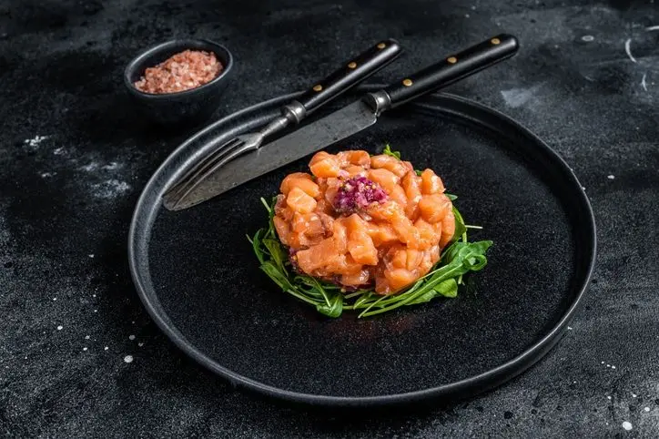 Tartare de saumon aux oignons rouges
