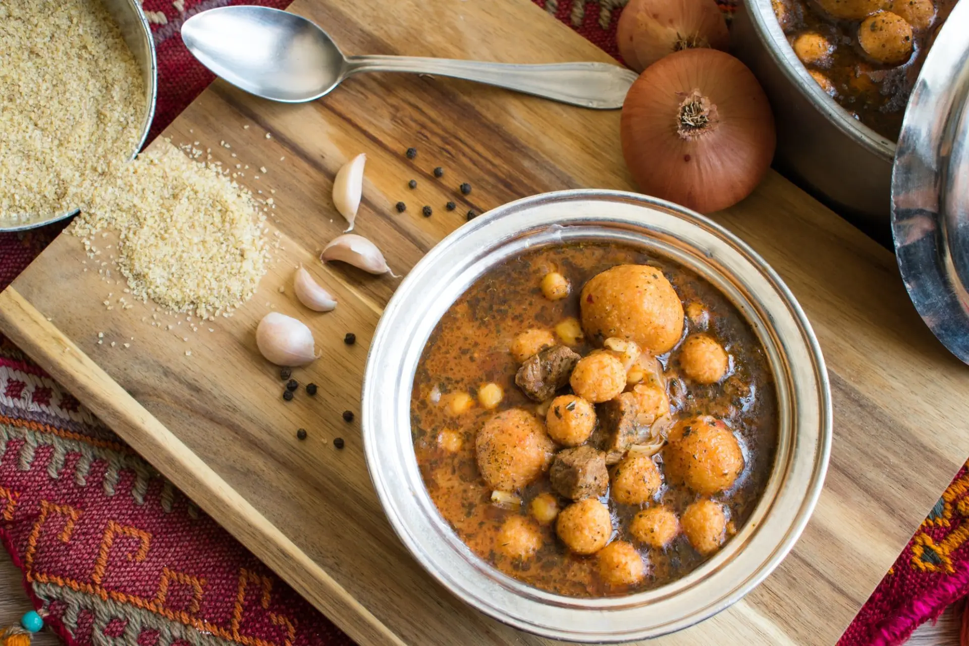 Soupe turque Anali Kizli (boulgour, tomates et boulettes de viande)