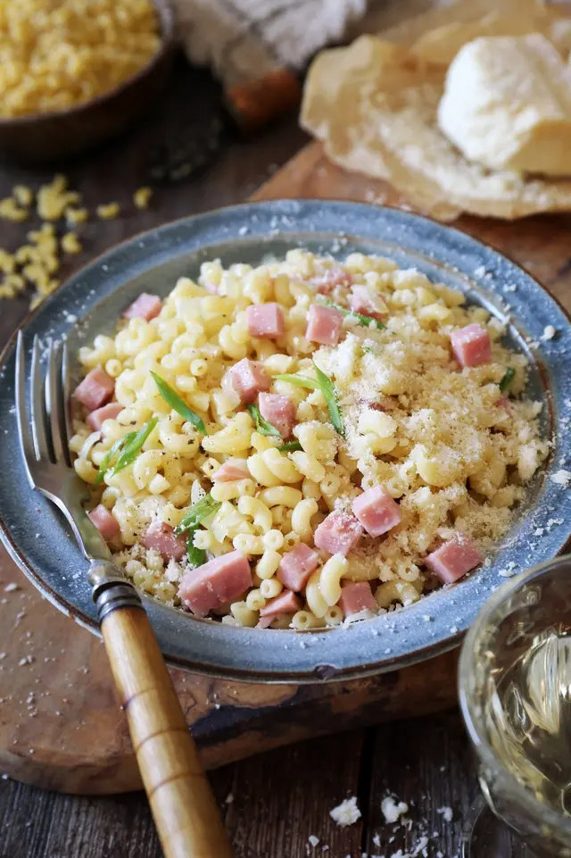 Pâtes stortini avec cubes de jambon frais et parmesan