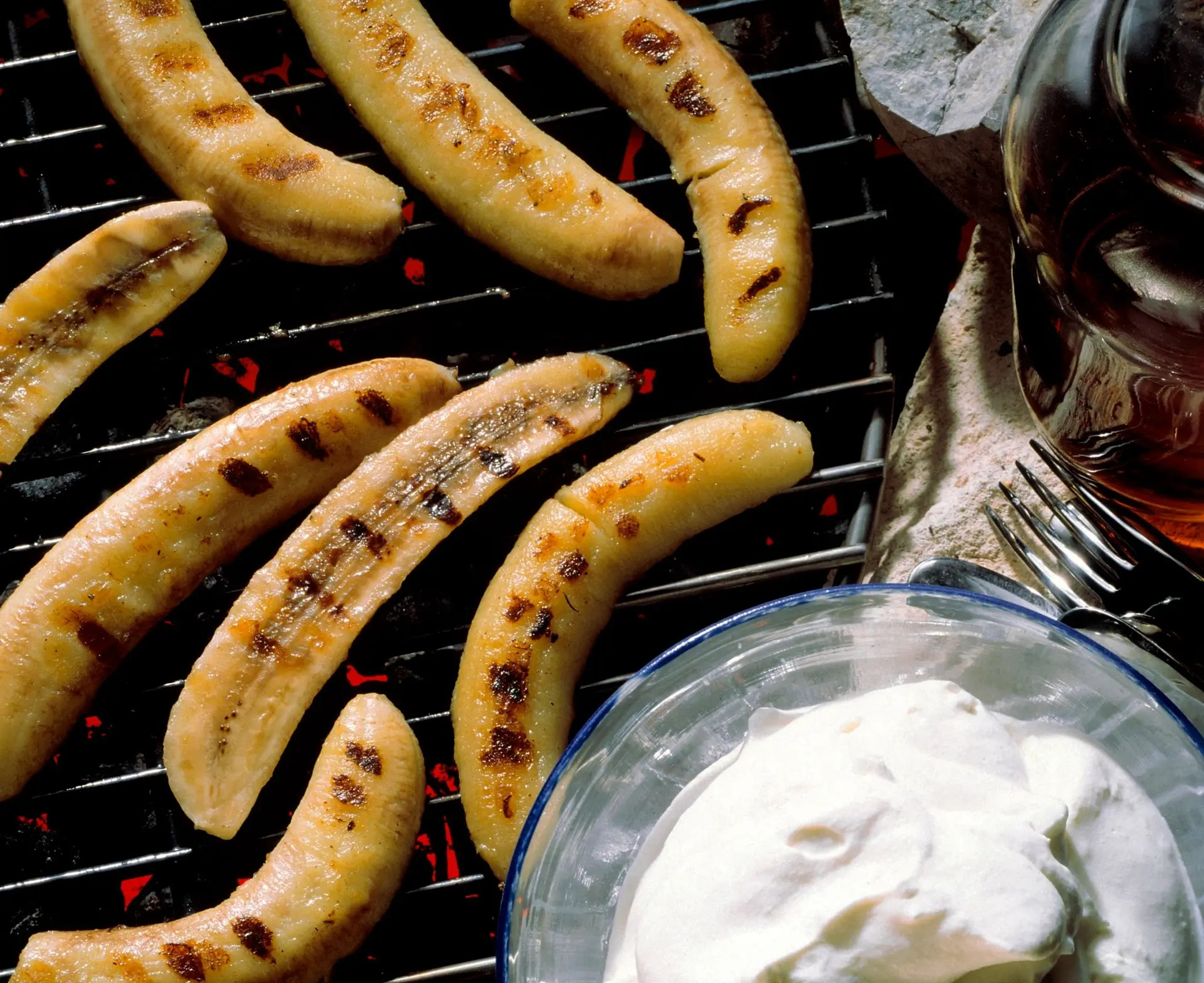 Bananes grillées au rhum et à la crème fouettée