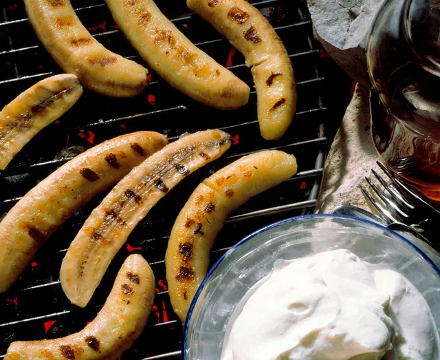 Bananes grillées au rhum et à la crème fouettée